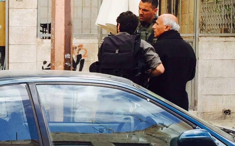 صور: جنود يقتحمون محلات تجارية بالقدس