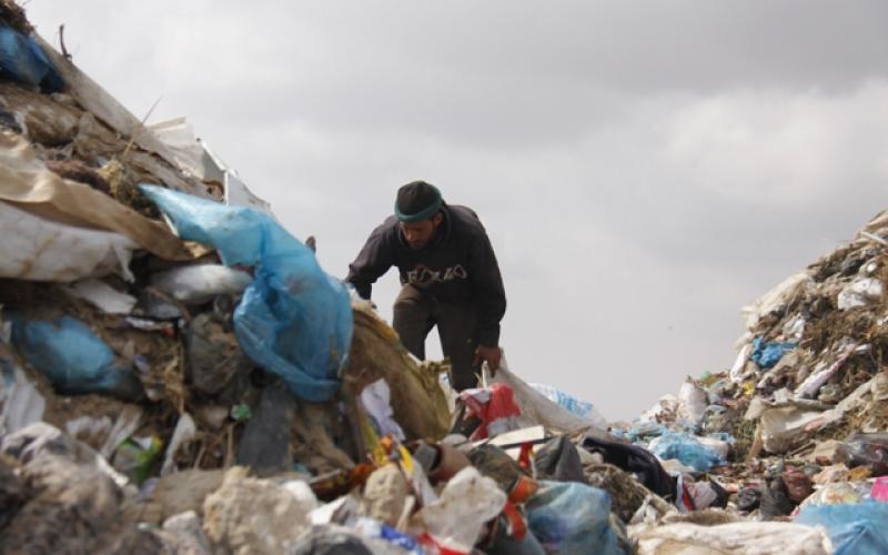 بالفيديو والصور.. رفح: مأساة لقمة العيش بين القمامة