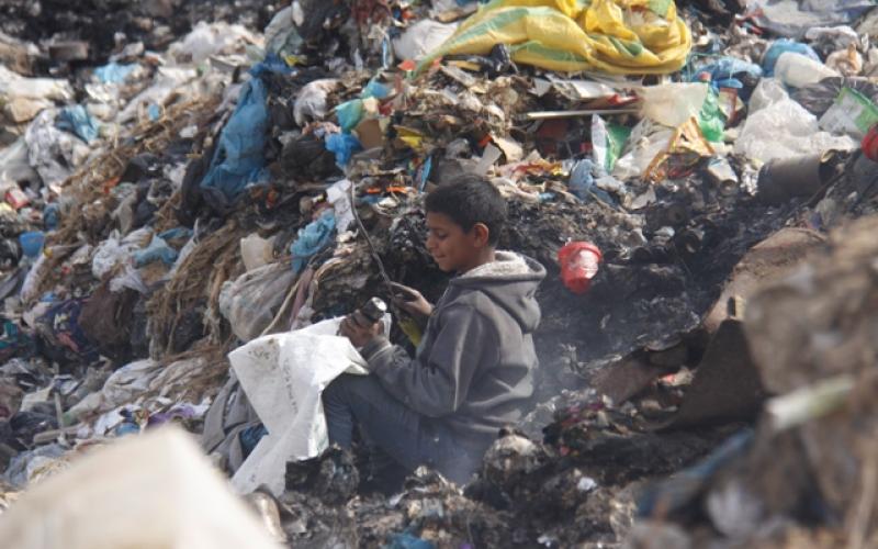 بالفيديو والصور.. رفح: مأساة لقمة العيش بين القمامة