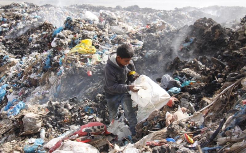بالفيديو والصور.. رفح: مأساة لقمة العيش بين القمامة