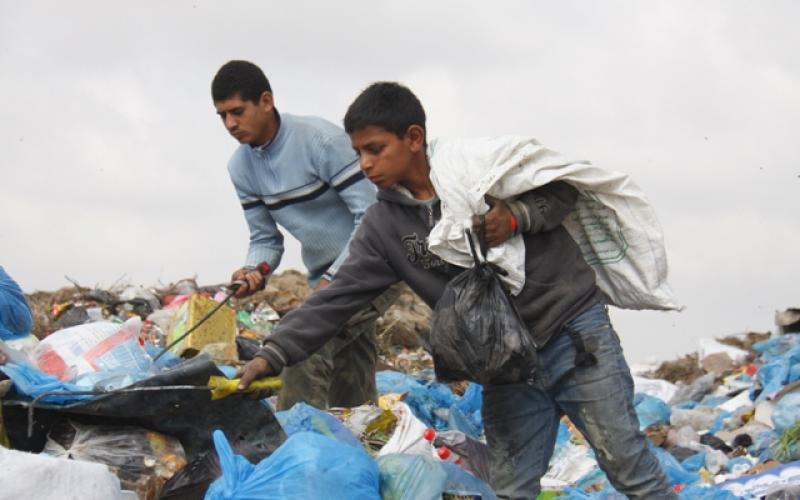 بالفيديو والصور.. رفح: مأساة لقمة العيش بين القمامة