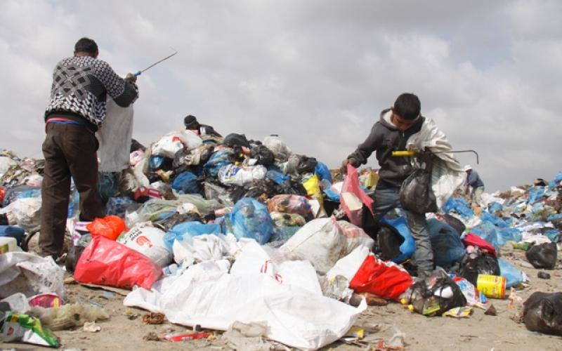 بالفيديو والصور.. رفح: مأساة لقمة العيش بين القمامة