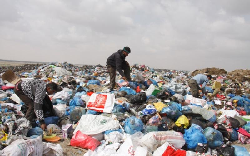 بالفيديو والصور.. رفح: مأساة لقمة العيش بين القمامة