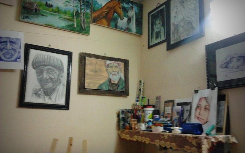 بالصور: فتى غزّي يجسد المعاناة بريشته المتواضعة