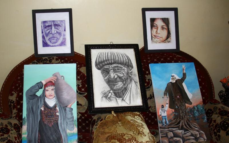 بالصور: فتى غزّي يجسد المعاناة بريشته المتواضعة