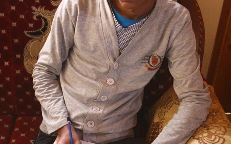 بالصور: فتى غزّي يجسد المعاناة بريشته المتواضعة