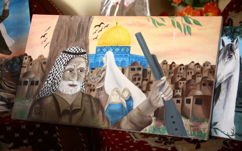 بالصور: فتى غزّي يجسد المعاناة بريشته المتواضعة