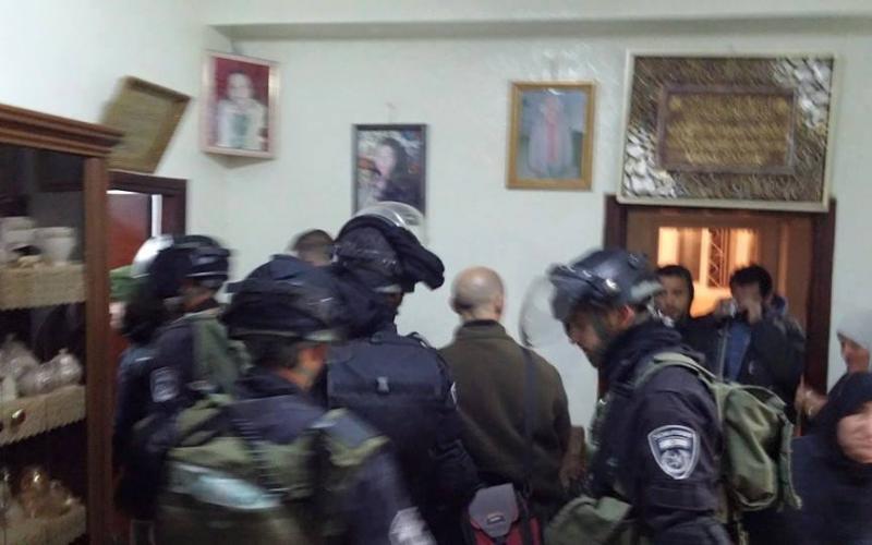 صور: الاحتلال يداهم منزل الشهيد أبو غنام