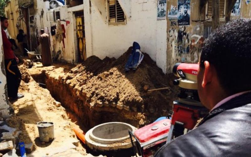 بالصور: بلدية البريج تنهي صيانة خطوط صرف صحي