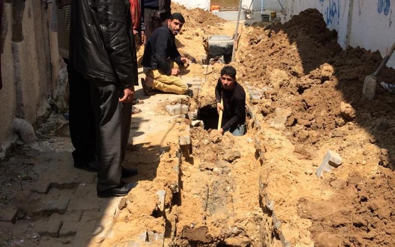 بالصور: بلدية البريج تنهي صيانة خطوط صرف صحي