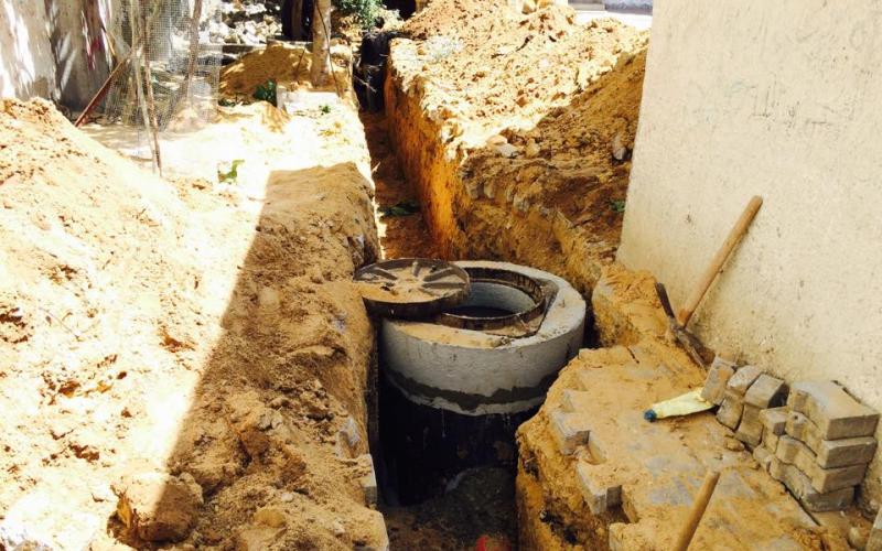 بالصور: بلدية البريج تنهي صيانة خطوط صرف صحي