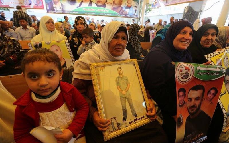 صور: وقفة تضامنية مع الأسرى بغزة