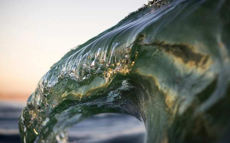 صور: أمواج البحر جبالُ مياهٍ فاتنة