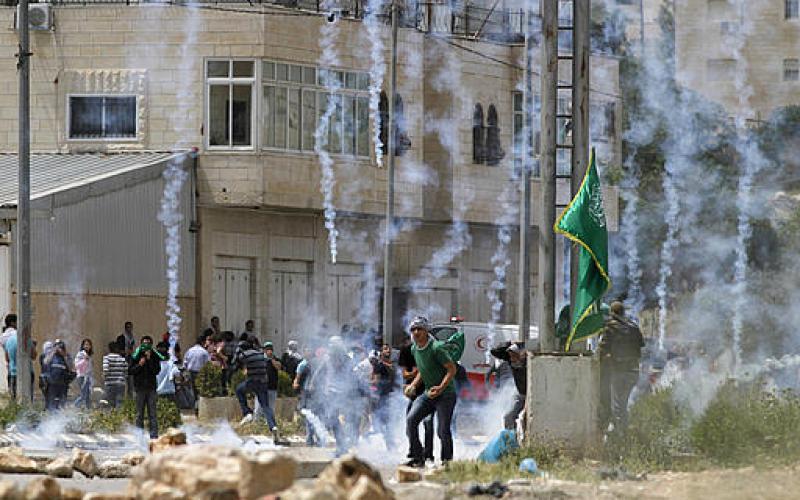 صور..الاحتلال يقمع مسيرة طلابية أمام "سجن عوفر"