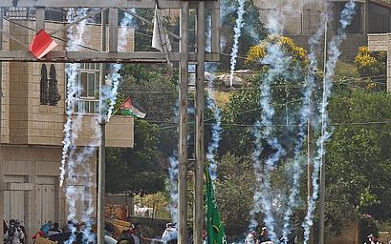 صور..الاحتلال يقمع مسيرة طلابية أمام "سجن عوفر"
