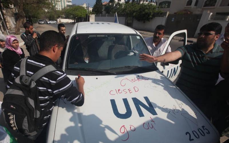 صور.. شباب فلسطينيون يغلقون مقرات دولية بغزة