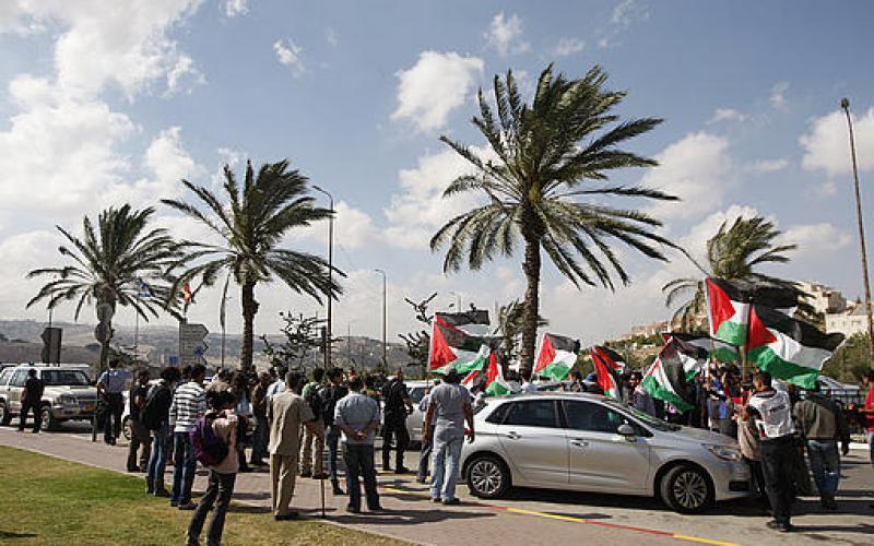 صور..فلسطينيون يغلقون مدخل مغتصبة بالضفة