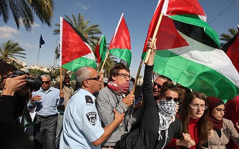 صور..فلسطينيون يغلقون مدخل مغتصبة بالضفة