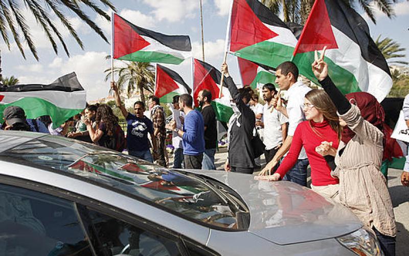 صور..فلسطينيون يغلقون مدخل مغتصبة بالضفة