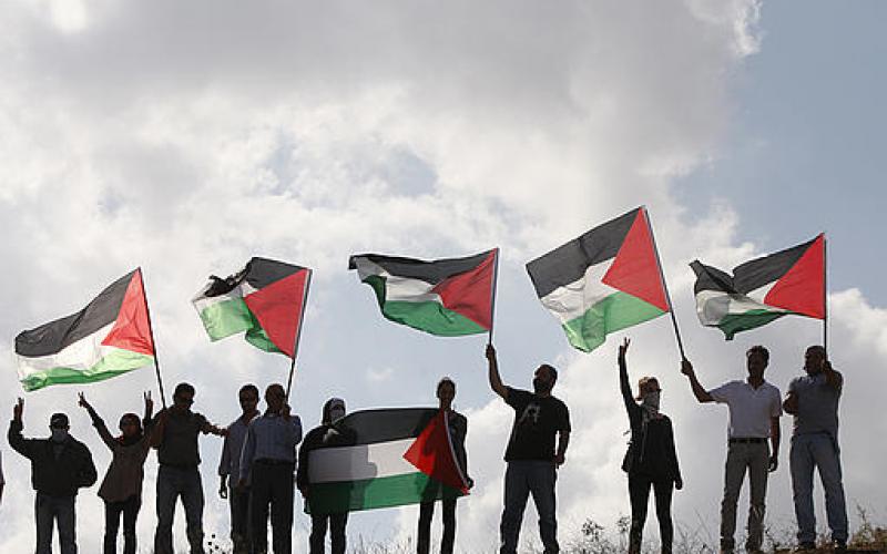 صور..فلسطينيون يغلقون مدخل مغتصبة بالضفة
