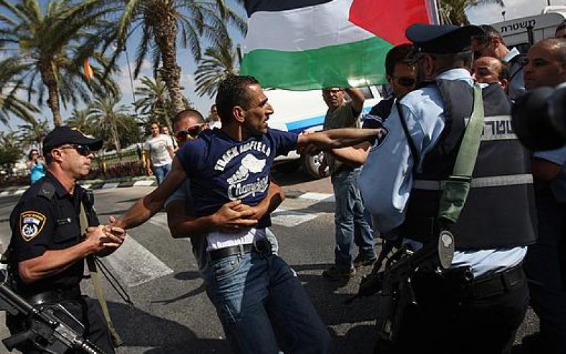 صور..فلسطينيون يغلقون مدخل مغتصبة بالضفة