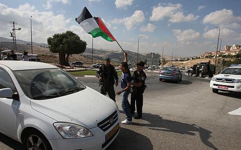 صور..فلسطينيون يغلقون مدخل مغتصبة بالضفة