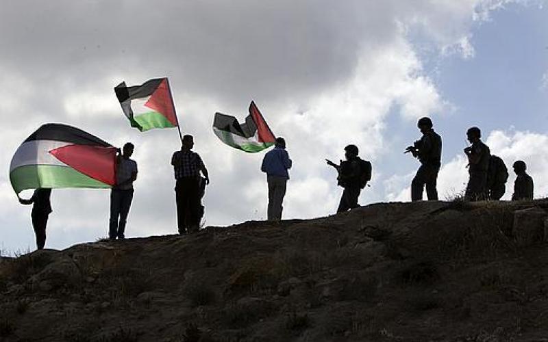 صور..فلسطينيون يغلقون مدخل مغتصبة بالضفة