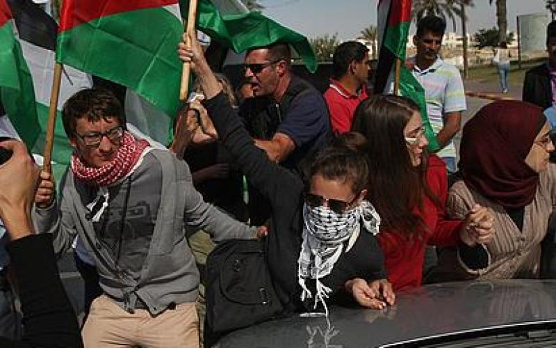 صور..فلسطينيون يغلقون مدخل مغتصبة بالضفة