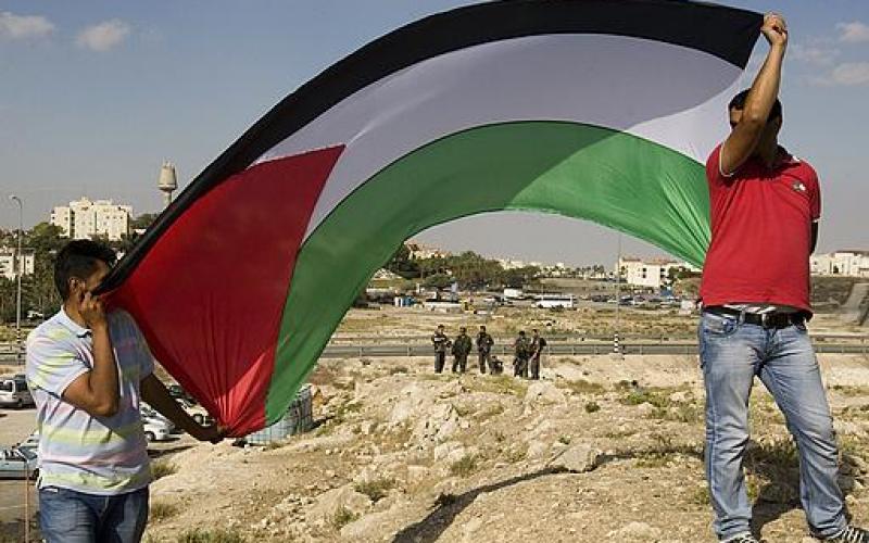 صور..فلسطينيون يغلقون مدخل مغتصبة بالضفة