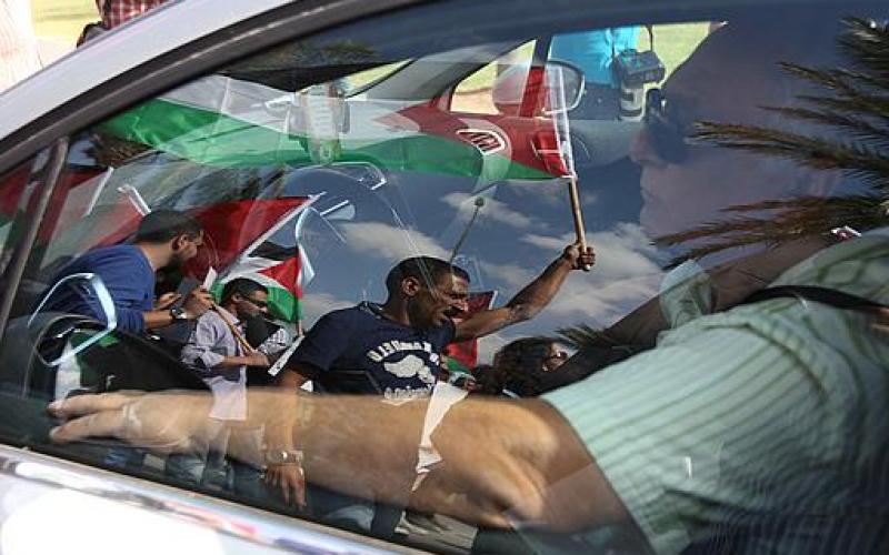 صور..فلسطينيون يغلقون مدخل مغتصبة بالضفة
