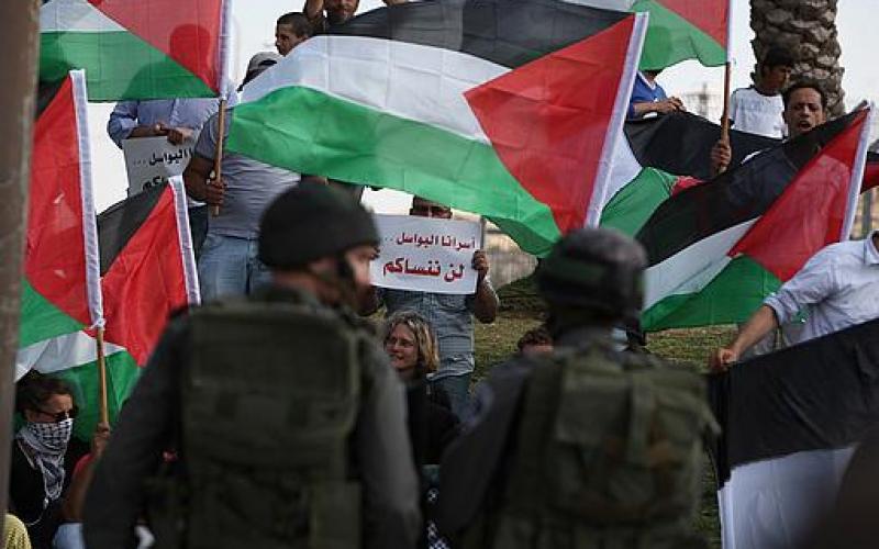 صور..فلسطينيون يغلقون مدخل مغتصبة بالضفة
