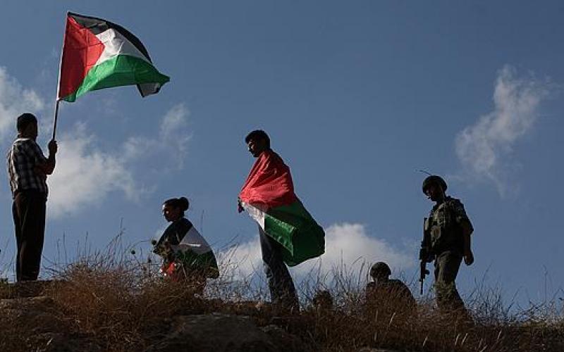 صور..فلسطينيون يغلقون مدخل مغتصبة بالضفة