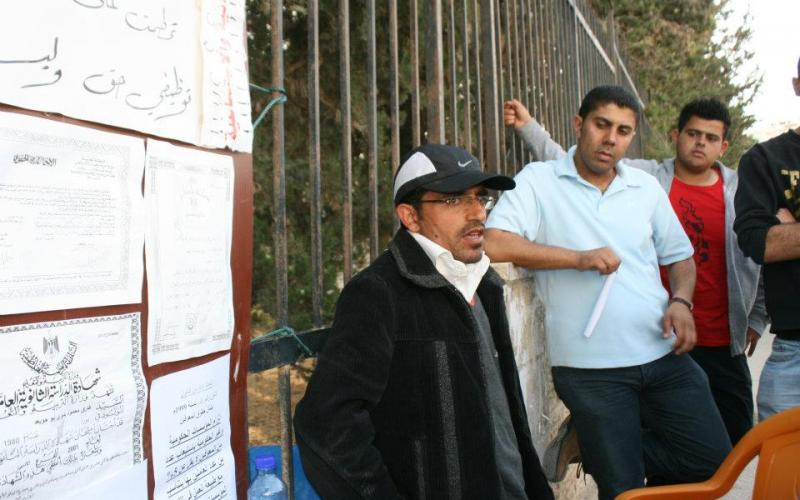 صور.. مقعد يعتصم أمام رئاسة حكومة رام الله