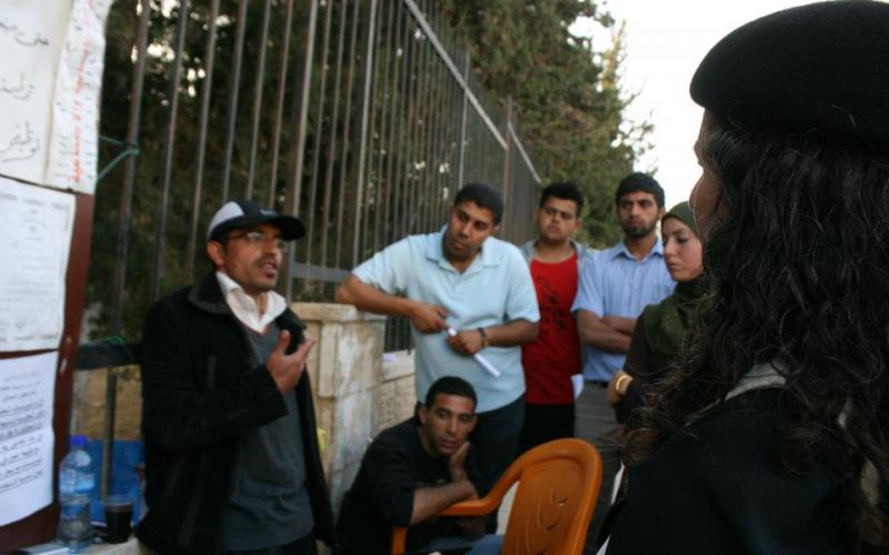 صور.. مقعد يعتصم أمام رئاسة حكومة رام الله