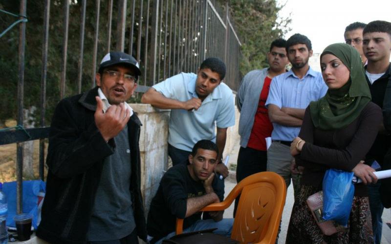 صور.. مقعد يعتصم أمام رئاسة حكومة رام الله