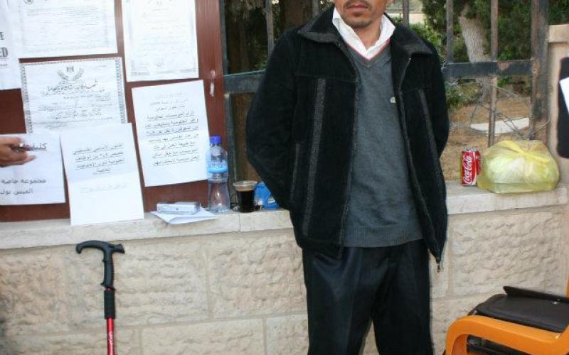 صور.. مقعد يعتصم أمام رئاسة حكومة رام الله