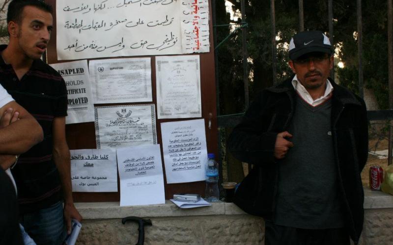 صور.. مقعد يعتصم أمام رئاسة حكومة رام الله