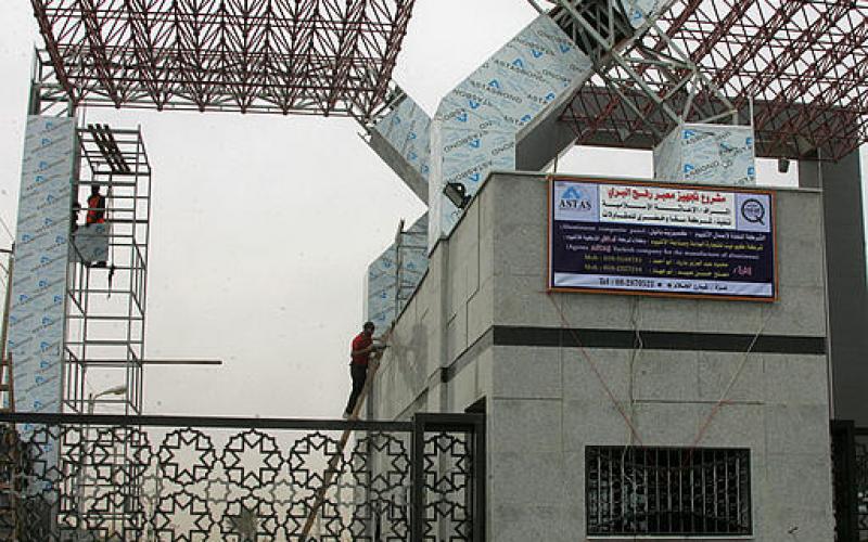 صور.. عملية تطوير وتحسين معبر رفح