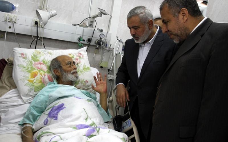 صور: هنية يزور أبو علي شاهين بالمستشفى