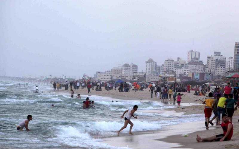 صور: اكتظاظ بحر "غزة" بالمصطافين