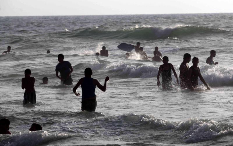 صور: اكتظاظ بحر "غزة" بالمصطافين