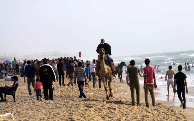 صور: اكتظاظ بحر "غزة" بالمصطافين