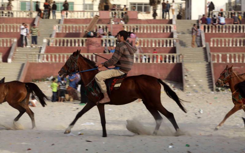 صور: اكتظاظ بحر "غزة" بالمصطافين