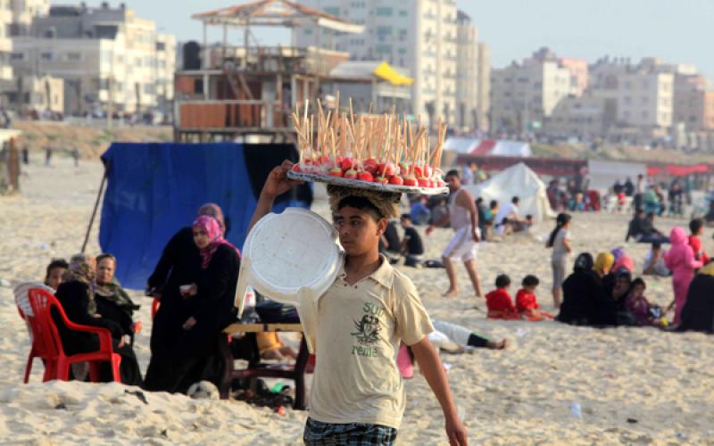 صور: اكتظاظ بحر "غزة" بالمصطافين