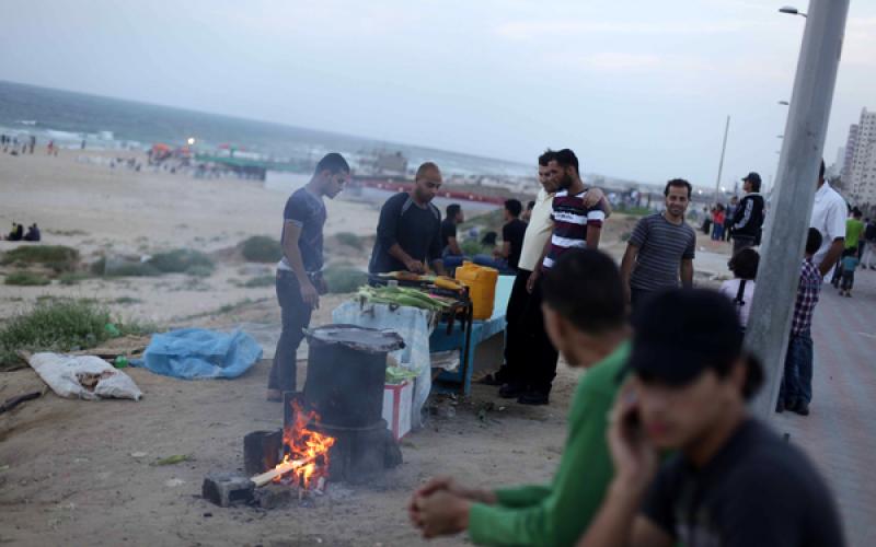 صور: اكتظاظ بحر "غزة" بالمصطافين
