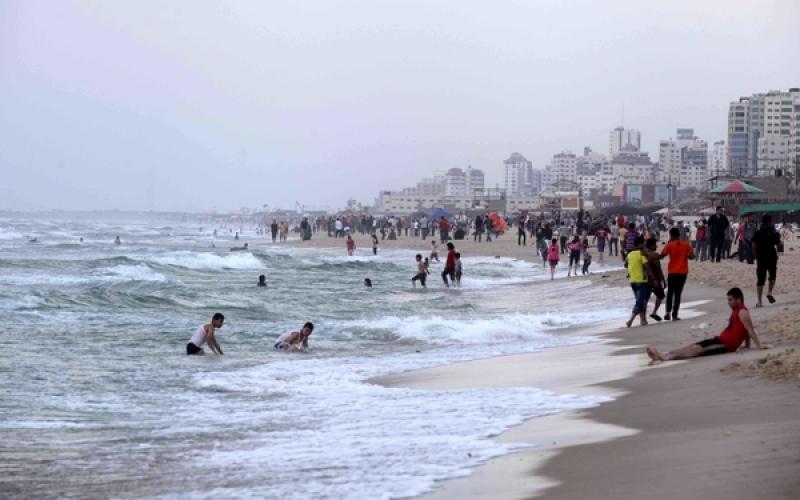 صور: اكتظاظ بحر "غزة" بالمصطافين