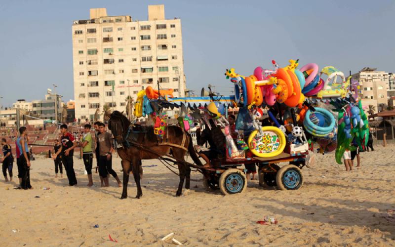 صور: اكتظاظ بحر "غزة" بالمصطافين