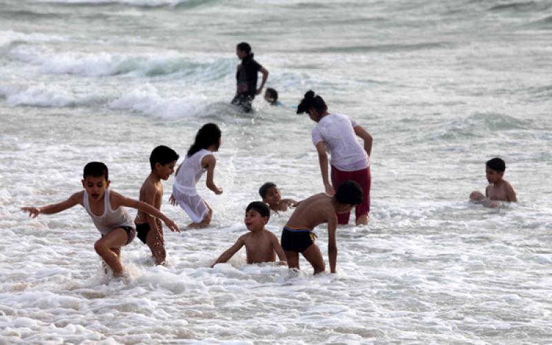 صور: اكتظاظ بحر "غزة" بالمصطافين
