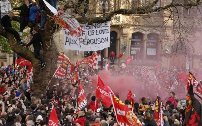 بالصور: فيرجسون يحتفل مع مانشستر باللقب