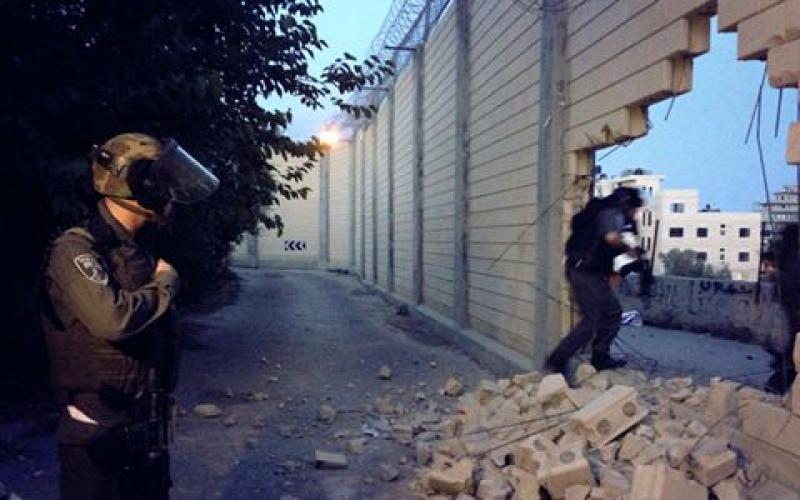بالصور: تحطيم جزء من الجدار وصولاً للقدس